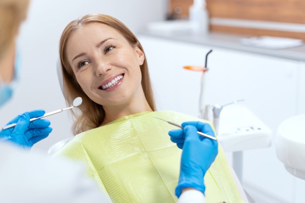 How A Cosmetic Dentist Can Close In Your Teeth